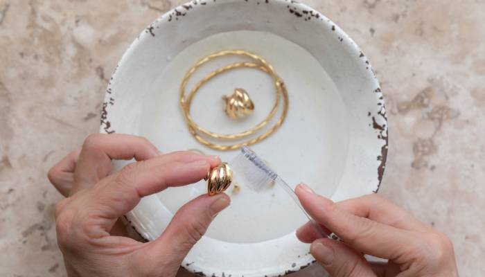 چگونه خط و‌ خش روی طلا را از بین ببریم؟