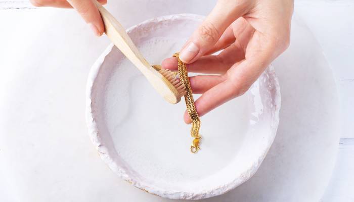 چگونه خط و‌ خش روی طلا را از بین ببریم؟