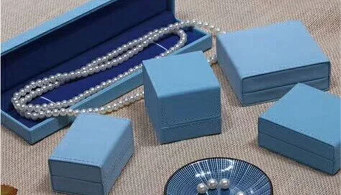 طراحی جعبه طلا برای برند شخصی فراتر از بسته بندی ساده می باشد؛ در واقع پلی میان ظاهر محصول و احساس مشتری محسوب می شود.